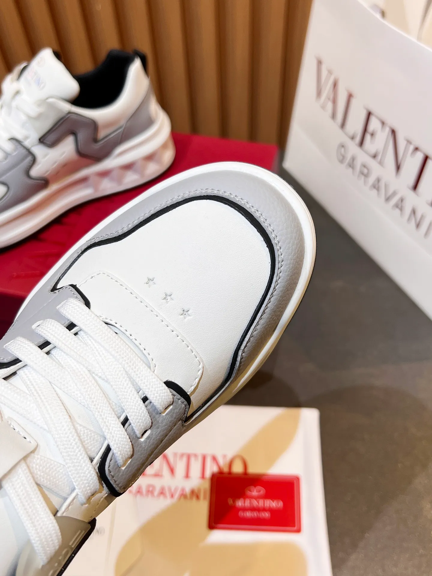 👟👟Ex-factory price 660👟👟 𝑽𝒂𝒍𝒆𝒏𝒕𝒊𝒏𝒐Valentino 𝑶𝒏𝒆𝑺𝒕𝒖𝒅 Couple casual sports shoes series Valentino 2024 new couple sports shoes are on sale. The original ZP was purchased and dismantled. Repeated pattern making and modification. I tried my best to restore it one to one! Top luxury masterpiece Signature five-pointed star design Soft and comfortable genuine leather with contrasting colors brings excellent and elegant texture and excellent on-foot comfort Top purchasing version upper: imported calfskin surface/original oil edge craftsmanship Outsole: original development 𝐓𝐏𝐔 two-color combination outsole Packaging: original configuration complete package Code number: 34-𝟒𝟓